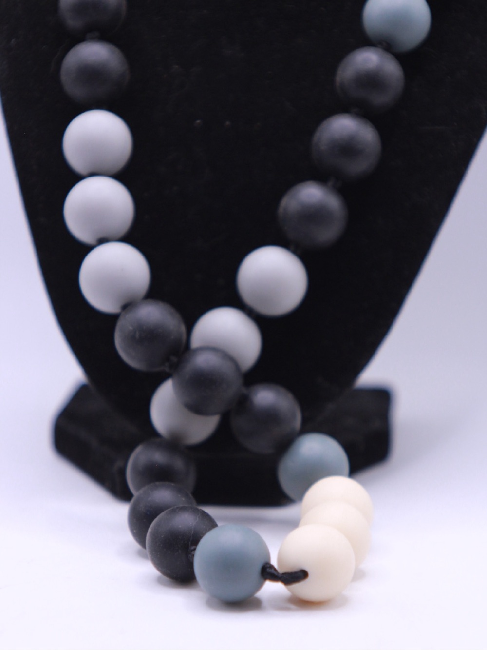 Chewable beads Neutral Multi-Color Beaded Sensory Necklace - Picture 3 of 3